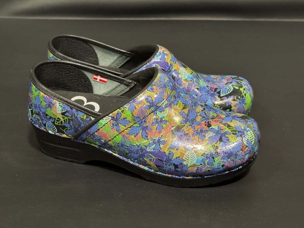Sanita Professional Leaf and Floral Print Leather Nursing Clogs Size 37